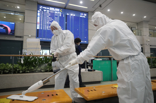 영국발 코로나19 변이 바이러스가 확산하면서 세계 각국 방역에 비상이 걸린 가운데 29일 오후 영종도 인천국제공항 1터미널 입국장에서 관계자들이 소독작업을 하고 있다.  연합뉴스